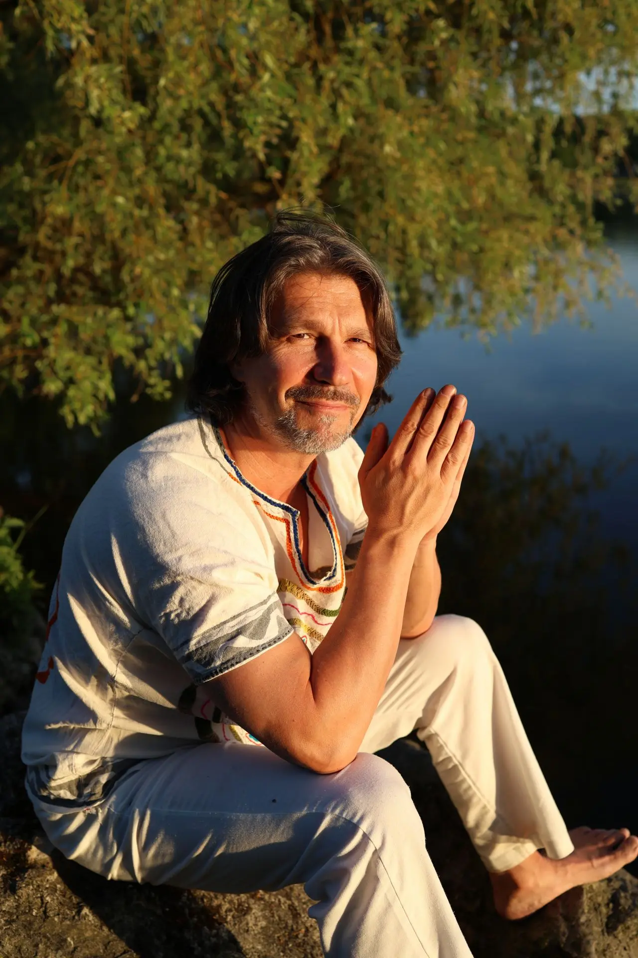 ralph-riedel-5 Ralph Riedeel, Schamane und Mentor, am See sitzend. Er unterrichtet Schüler im schamansichen Online-Training