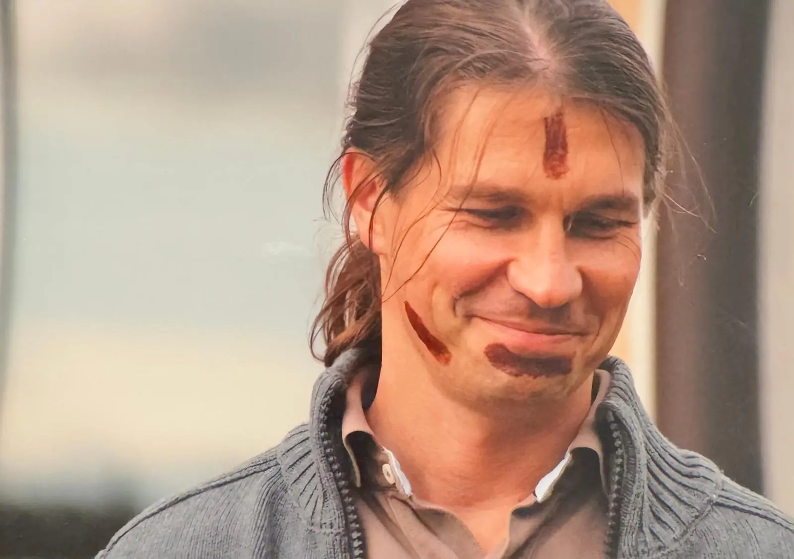 Ralph Riedel trägt schamanische Markierungen im Gesicht